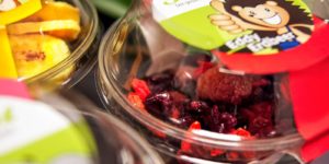Mädchen Mit Caramelhaut Liebt Den Geschmack Mädchen Mit Caramelhaut Liebt Den Geschmack